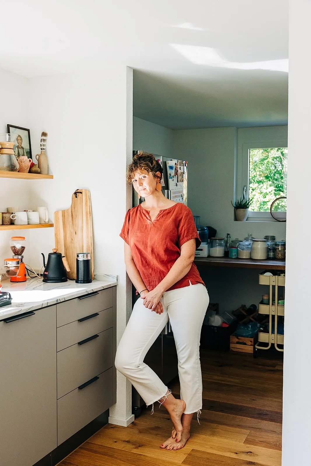 Ashley Schütz in ihrer umgebauten Küche in Fehraltorf. Der hintere Teil war früher die ganze Küche, heute dient er als Lager für Lebensmittel.  Ashley Schütz kocht für Frauen im Wochenbett.